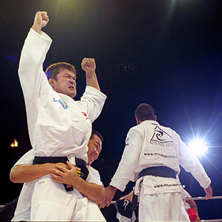 「Dynamite!」ダイナマイト、ホイス・グレイシーX吉田秀彦(左)、吉田ガッツポーズ=国立競技場