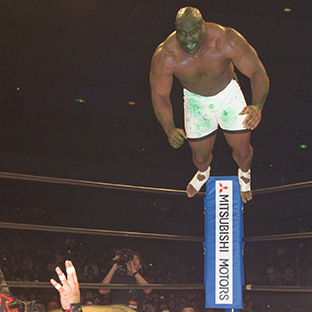 グレート・ムタ×ボブ・サップ、フライング・ヘッドバッド=横浜アリーナ