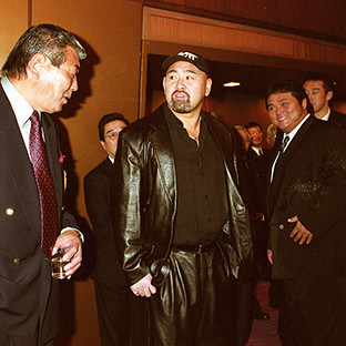 (左から)坂口、武藤、橋本