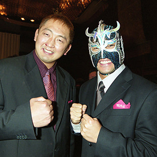 ウルティモ・ドラゴン(右)と大谷晋二郎