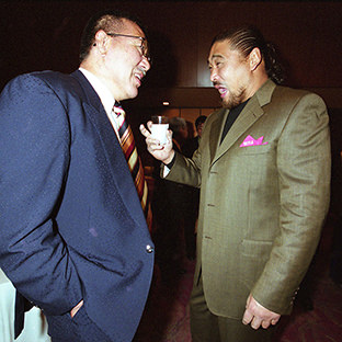 グレート小鹿(左)と谷津嘉章