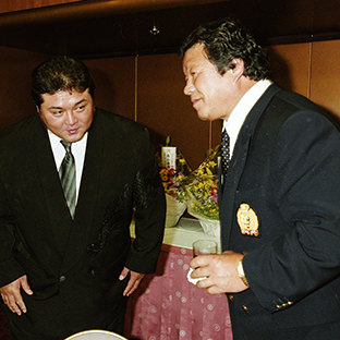 橋本真也(左)と藤波辰爾