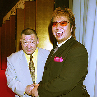 小島聡(右)を祝福するアニマル浜口