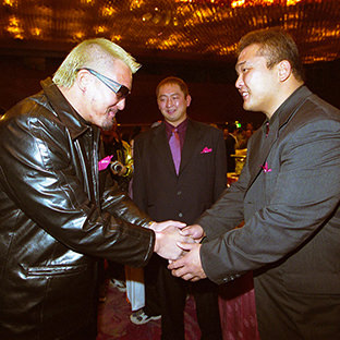 蝶野正洋(左)と田中将斗、大谷晋二郎(中央)