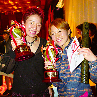 浜口京子(左)と中西百重