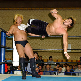 新日本プロレス、棚橋弘至、高山善廣（右）＝駒ヶ根市民体育館