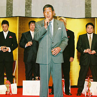 あいさつする坂口征二