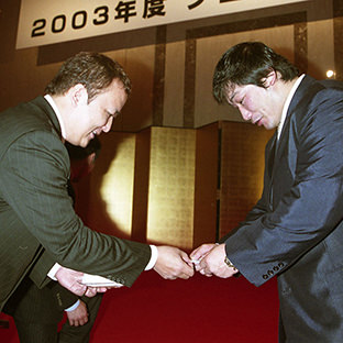 小橋建太(右)とＫ−１谷川プロデューサー