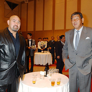 全日本プロレス・武藤敬司、新日本プロレス・坂口征二ＣＥＯ（右）