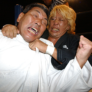 坂口征二、高山善廣(奥)