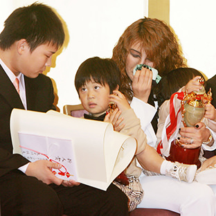 健介のスピーチに涙ぐむ妻の北斗晶、左は中嶋勝彦