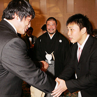 小橋建太と中嶋勝彦(右)、奥は佐々木健介