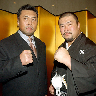 川田利明と佐々木健介(右)