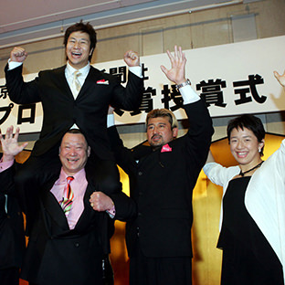 小島聡(中央上)と左から日高郁人、大谷晋二郎、アニマル浜口、大森隆男、浜口京子の浜口ジム出身レスラー