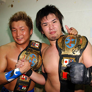 日高郁人(左)と藤田ミノル