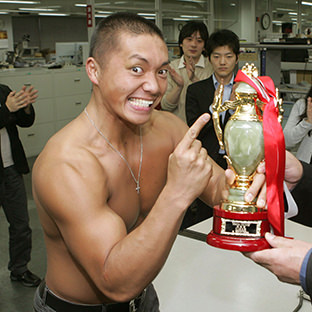 後日来社してトロフィーを受け取るＣＩＭＡ