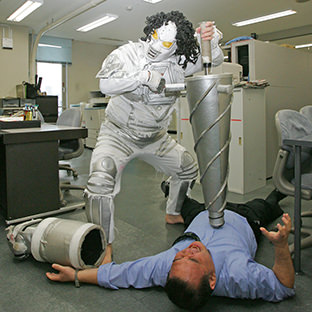 東スポ社員を襲うメカマミー