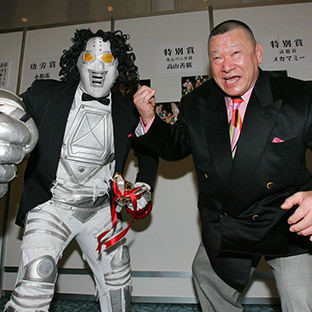 アニマル浜口（右）に気合注入されるメカマミー