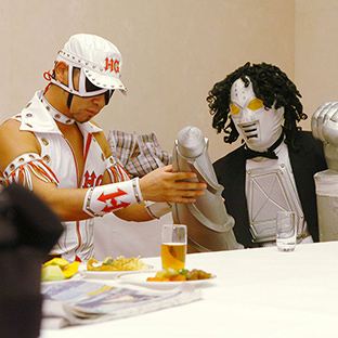 メカマミー（右）と密談するレイザーラモンＨＧ