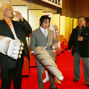 メカマミーの部品を奪って乾杯する(左から)高山善廣、丸藤正道、鈴木みのる