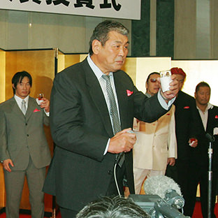 乾杯の音頭をとる坂口征二会長