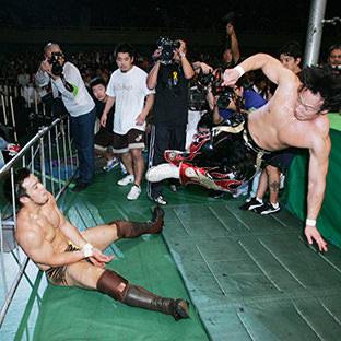 ＧＨＣヘビー級選手権、丸藤正道（右）×ＫＥＮＴＡ（左）＝日本武道館