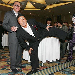 憧れの輪島の前で四股を踏むドン・フジイ