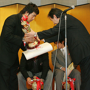 表彰をされるＫＥＮＴＡ