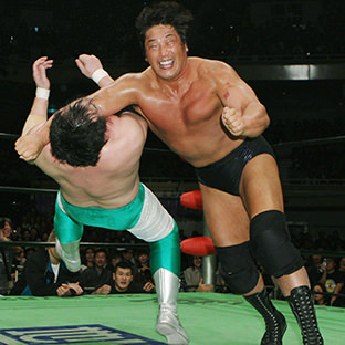 復帰戦で三沢光晴にラリアートを見舞う小橋建太