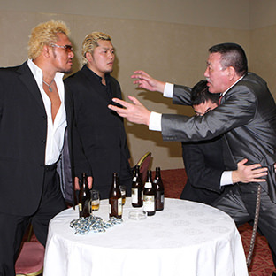 (左から)真壁刀義、矢野通、グレート小鹿、小鹿社長を止めているのは伊東竜二