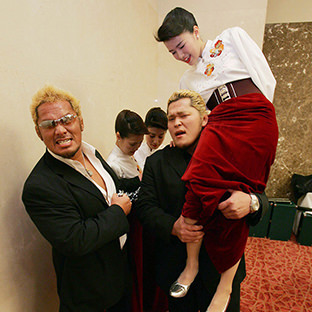 コンパニオンを拉致する真壁刀義(右)と矢野通