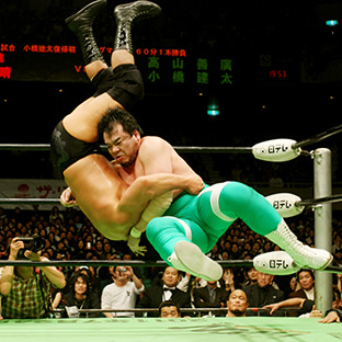 三沢光晴、秋山準×小橋建太、高山善廣、雪崩式エメラルドフロウジョン連続写真=日本武道館