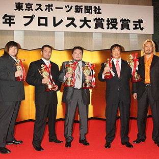 受賞したノア勢、(左から)森嶋猛、秋山準、三沢光晴、小橋建太、高山善廣