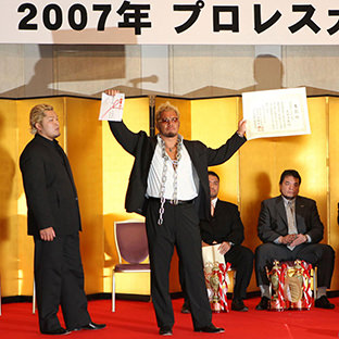 (左から)矢野通、真壁刀義