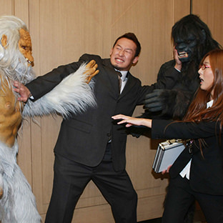 雪男とビッグフットに襲われる丸藤正道(中央)