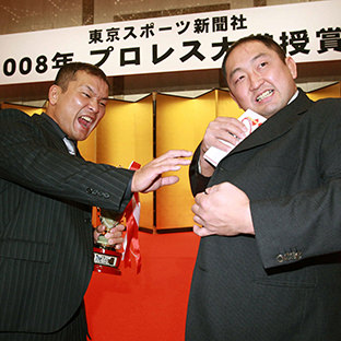 田中将斗(左)の賞金を懐にしまう大谷晋二郎