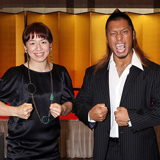 浜口京子と鷹木信悟(右)