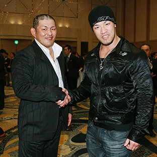 鈴木みのるとゼウス(左)