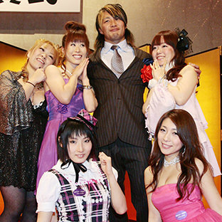 (後列左)から、星ハム子、藤本つかさ、棚橋弘至、松本都、前列左から、真琴、安藤あいか