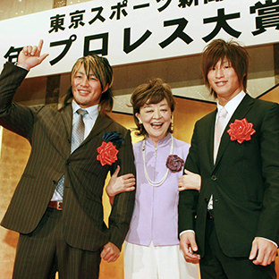 棚橋弘至(左)と飯伏幸太(右)を独占する内館牧子選考委員