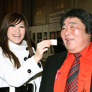 長女・田中エリナさんからサンドイッチをもらう父・鶴見五郎