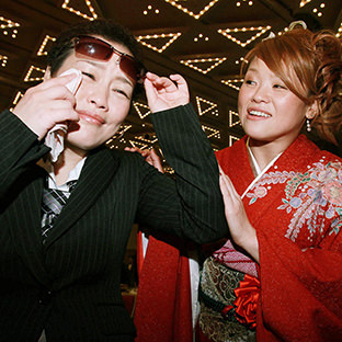 高橋奈苗(右)の受賞に涙するさくらえみ