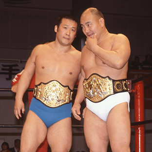 国際プロレス、ＩＷＡ世界タッグ王者チーム山本小鉄（右）と星野勘太郎（左）のヤマハ・ブラザーズ