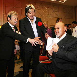 カズ・ハヤシ(左)、諏訪魔(中)の賞金を没収する武藤敬司