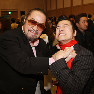 ザ・グレート・カブキ（左）に首を絞められるアントニオ小猪木