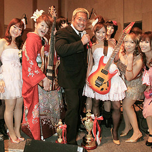 女子プロ軍団に囲まれご機嫌の杉浦貴(中)