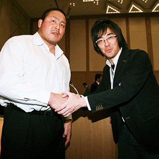 中西学(左)を祝う東京０３の豊本明長