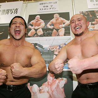 中西学とストロングマンのポーズを真似る関本（左）、岡林