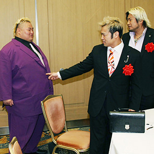 浜亮太(左)の服のセンスをダメ出しするカズ・ハヤシと諏訪魔(右)