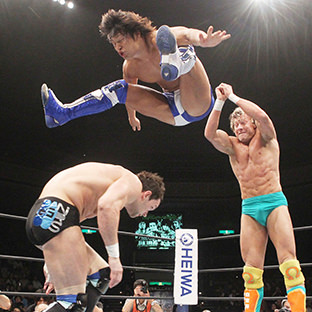 プリンス・デヴィットを攻める飯伏幸太（中上）、ケニー・オメガ（右）